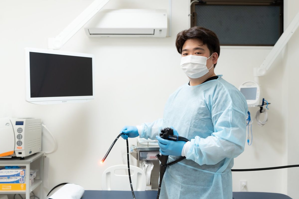 検査室で内視鏡を構える院長